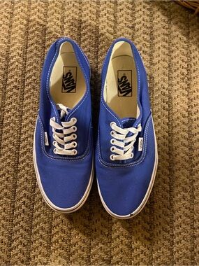 Vans Classic Low Top Sneakers in Royal Blue